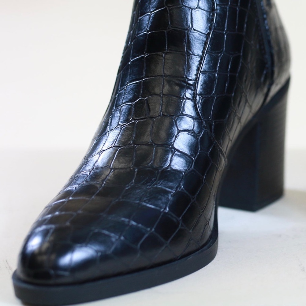 MIA Hart Black Alligator Booties Unworn Size 10